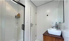Shower, hair dryer, towels, toilet paper - Fully furnished apartment in a prime area of Florianópolis, near Beiramar. (Florianópolis)