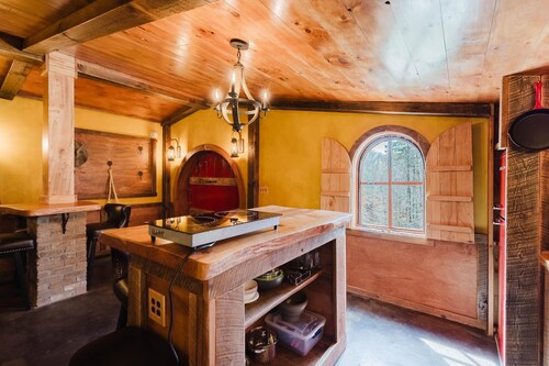 Hobbit House in Cliffview Resort, Artisan Crafted, Themed. Centrally Located