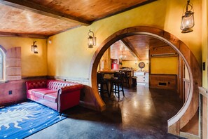 Smart TV, fireplace - Hobbit House in Cliffview Resort, Artisan Crafted, Themed. Centrally Located (Campton)