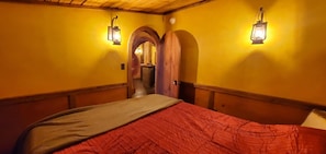 2 bedrooms, free WiFi - Hobbit House in Cliffview Resort, Artisan Crafted, Themed. Centrally Located (Campton)