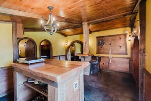 Interior - Hobbit House in Cliffview Resort, Artisan Crafted, Themed. Centrally Located (Campton)