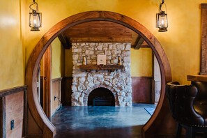 Interior - Hobbit House in Cliffview Resort, Artisan Crafted, Themed. Centrally Located (Campton)