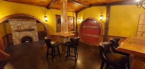 Dining - Hobbit House in Cliffview Resort, Artisan Crafted, Themed. Centrally Located (Campton)