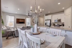 Interior - Heated Pool w/ Slide, Hot Tub, Pickleball & 2PM Check-Out (Washington)