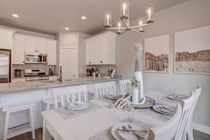 Dining - Heated Pool w/ Slide, Hot Tub, Pickleball & 2PM Check-Out (Washington)
