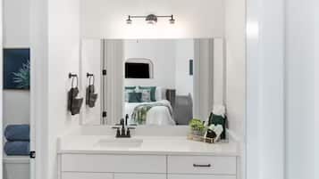 3 habitaciones, tabla de planchar con plancha, wifi y ropa de cama