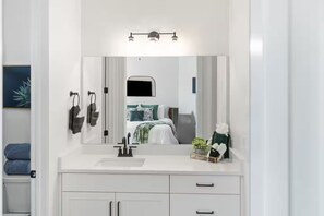3 bedrooms, iron/ironing board, WiFi, bed sheets - Pet Friendly-Sleeps 10 Perfect Location Arcade-EV (Washington)