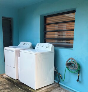 Property grounds - Charming 2-bedroom apartment in St Thomas, central location, close to beaches. (St Thomas)