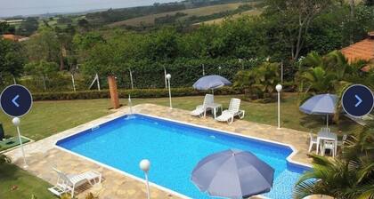 Country house in Boituva - gated community with 4 suites, swimming pool, Wi-Fi and small soccer field.