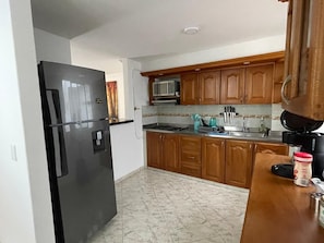 Køleskab, mikrobølgeovn, kogeplade, kaffe-/temaskine