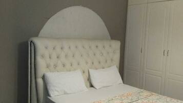 5 Schlafzimmer, BĂŒgeleisen/BĂŒgelbrett, WLAN, BettwĂ€sche