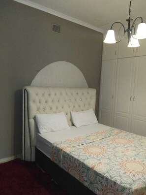 5 quartos, ferros/tábuas de passar roupa, Wi-Fi, roupa de cama