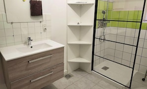 Bathroom - Escapade familiale pour 5p | Ping-pong et BBQ (Lélex)