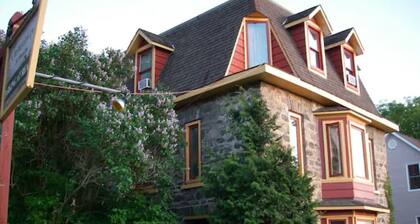 The Luxury Paris Suite 1 block to downtown Huntsville