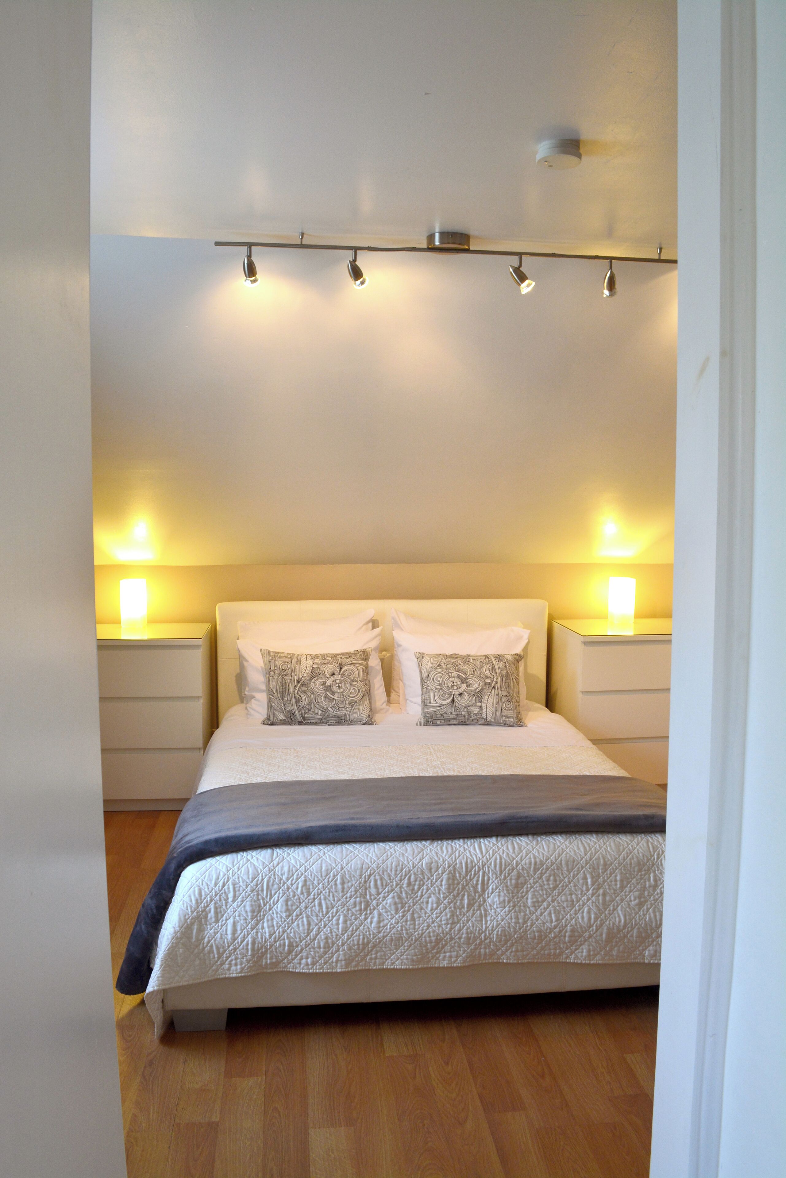 2 habitaciones, tabla de planchar con plancha, wifi y ropa de cama 