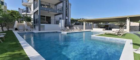 Lämmitetty uima-allas