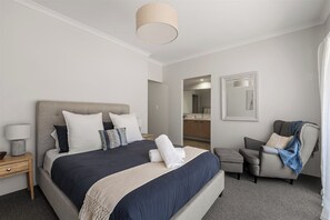 4 bedrooms, iron/ironing board, Internet