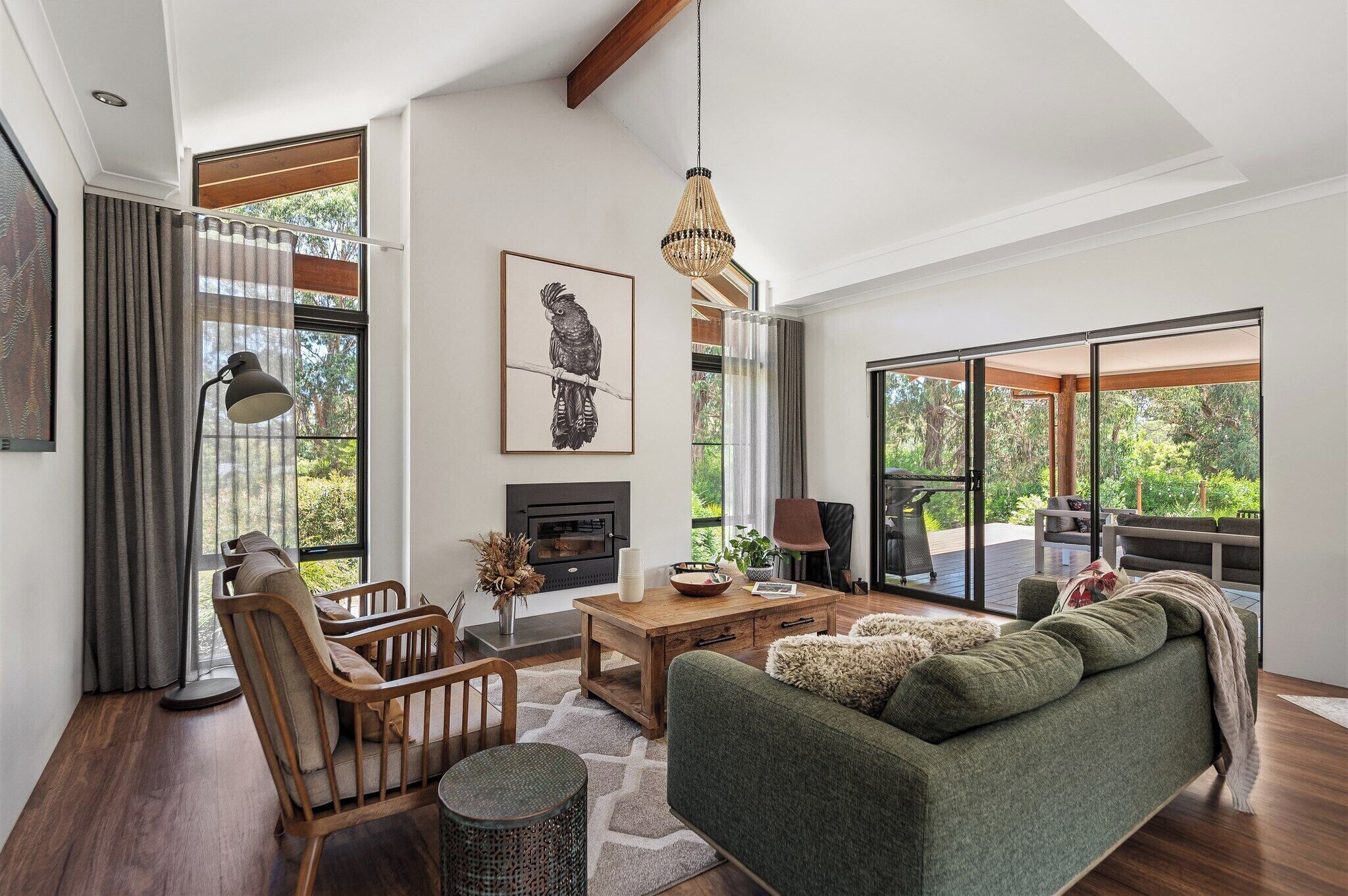 Televisión y chimenea 