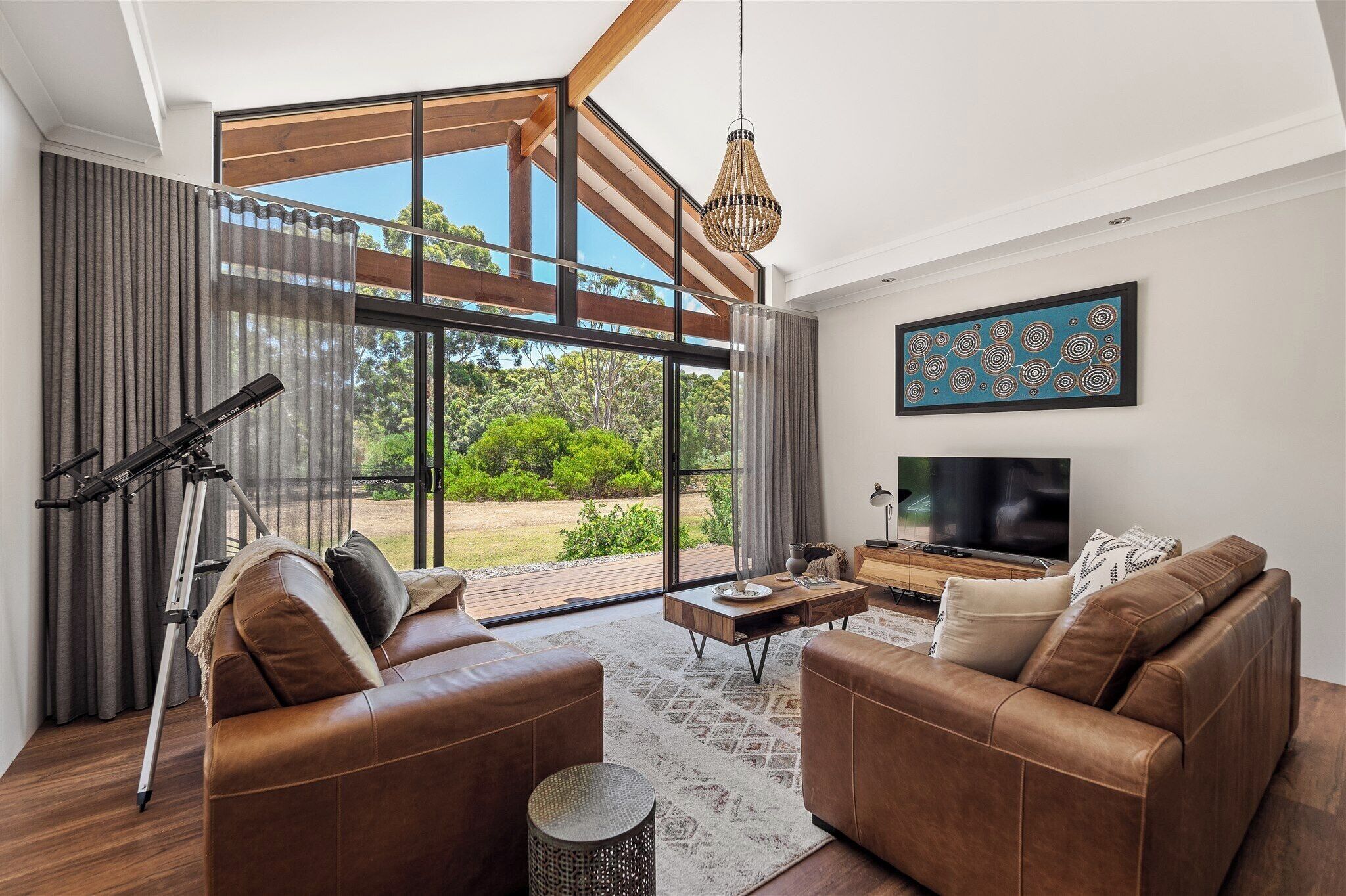 Televisión y chimenea 