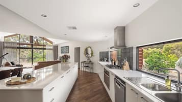 Microondas, horno, parrilla de estufa y lavavajillas