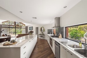 Microonde, forno, piano cottura, lavastoviglie