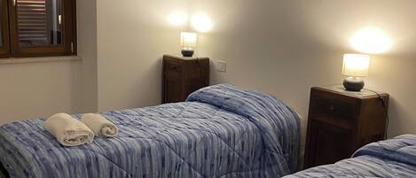 3 bedrooms, iron/ironing board, internet, bed sheets