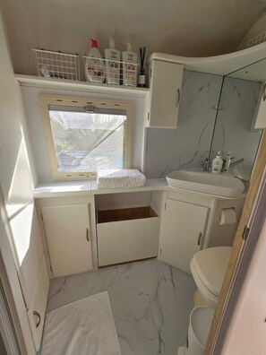 Haartrockner, Handtücher, Seife, Toilettenpapier