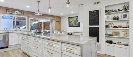 Mikrowelle, Herdplatte, Geschirrspüler