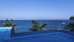 Une piscine avec vue sur la mer et les montagnes.