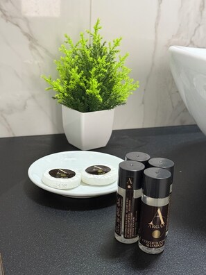 Regadera, amenidades de baño gratuitas, secadora de cabello, batas 