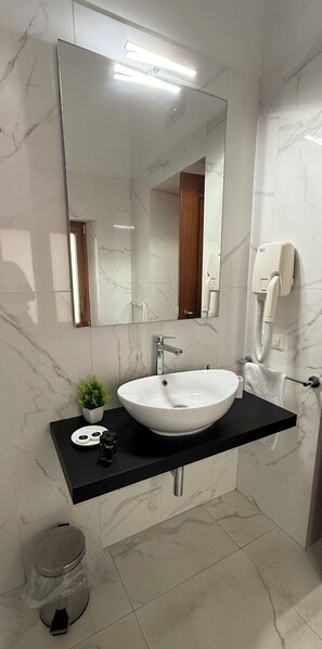 Regadera, amenidades de baño gratuitas, secadora de cabello, batas 