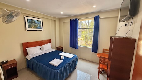 Quarto solteiro clássico | Escrivaninha, Wi-Fi de cortesia. Hotel IKASUR