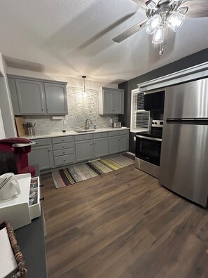 Microwave, oven, stovetop - 3 Bedroom Home - Your Home Away From Home Steps from Avera Hospital (Sioux Falls)