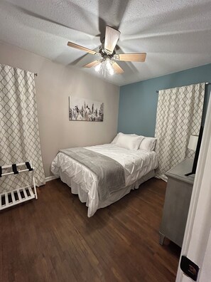 Tabla de planchar con plancha, wifi y ropa de cama 