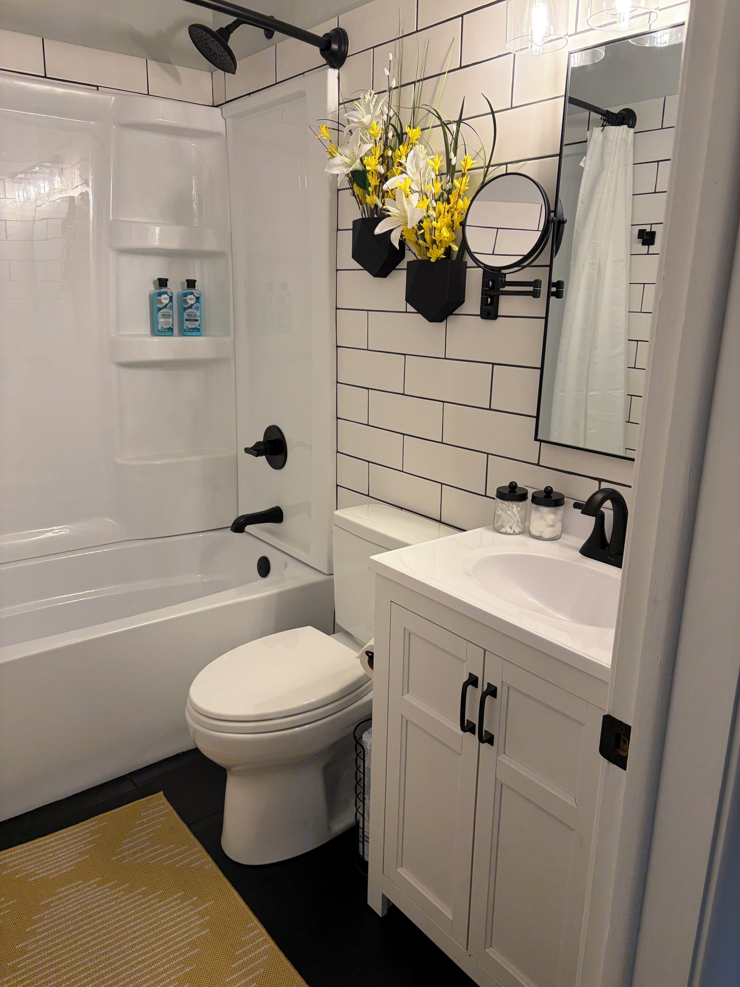 Een douche, een haardroger, handdoeken, zeep