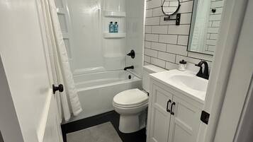 淋浴设施、吹风机、毛巾、肥皂