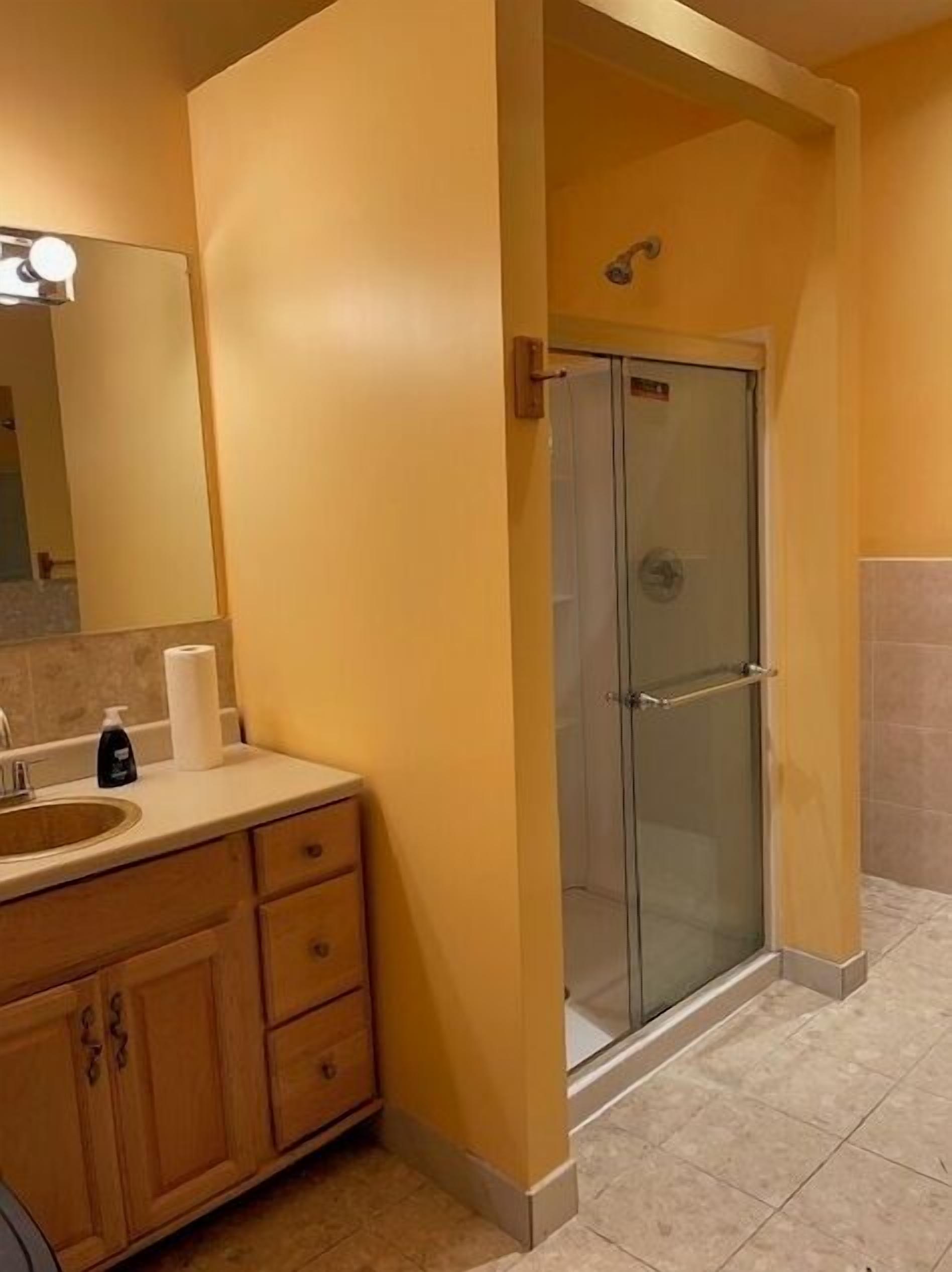 Een douche, een haardroger, handdoeken, zeep