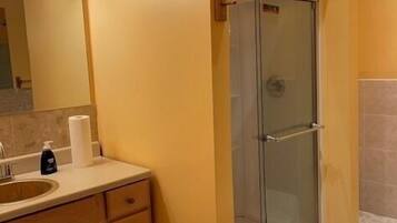 Een douche, een haardroger, handdoeken, zeep