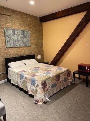 1 slaapkamer, een strijkplank/strijkijzer, wifi, beddengoed