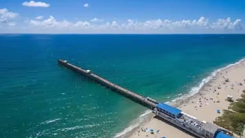 Ligstoelen aan het strand