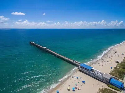 The Perfect Location for the Beach and Downtown!