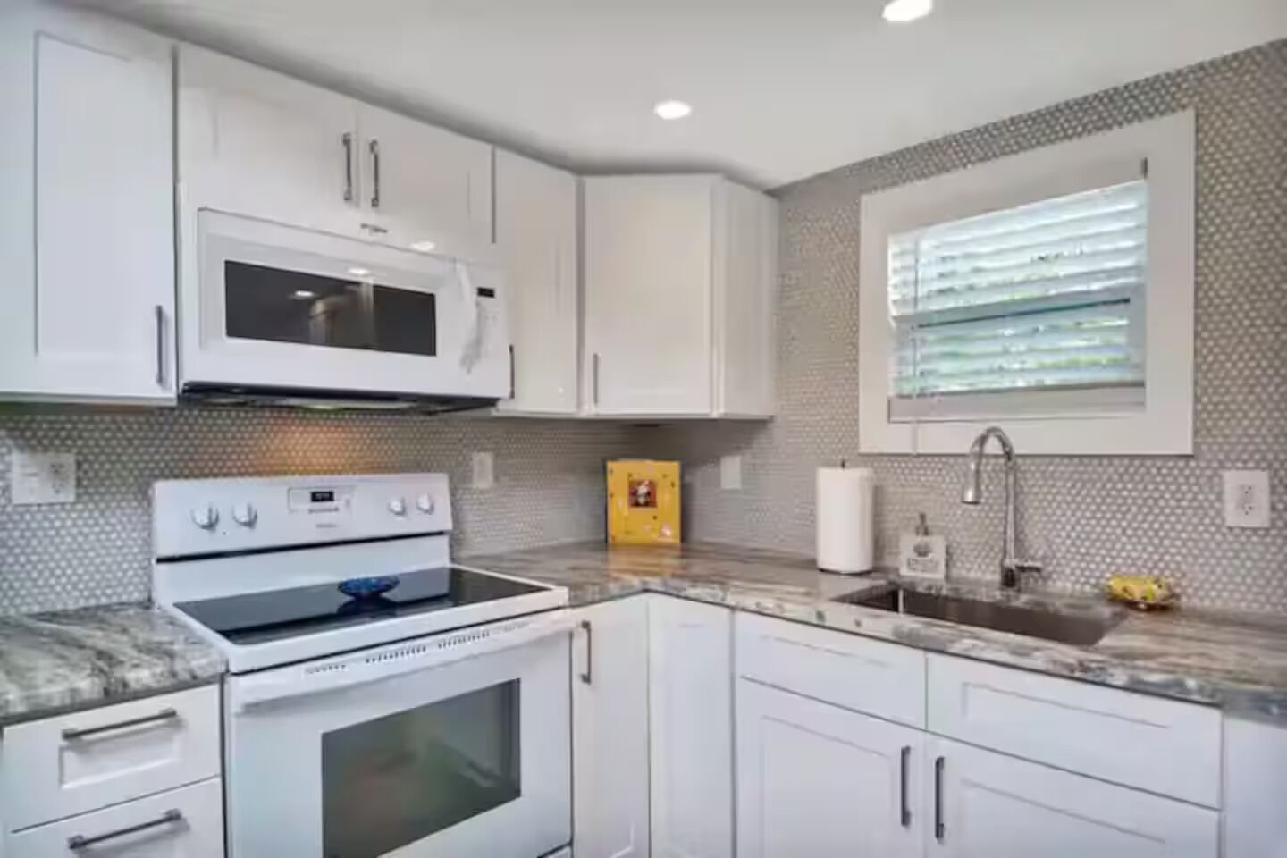 Een koelkast, een magnetron, een oven, een kookplaat