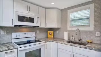 Een koelkast, een magnetron, een oven, een kookplaat