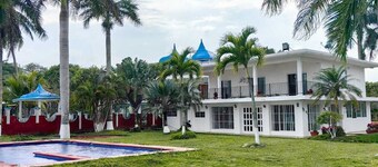 House in front of the river ideal to relax with your family.