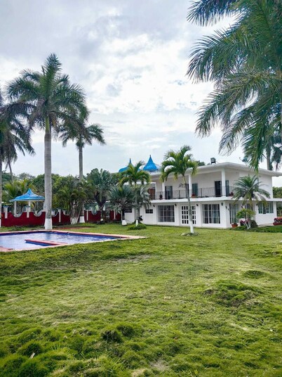 House in front of the river ideal to relax with your family.