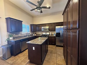 Mikrobølgeovn, ovn, kogeplade, opvaskemaskine