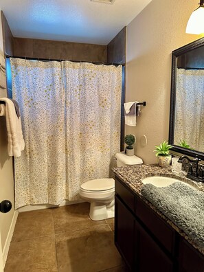 Jetted bath, hair dryer, towels, toilet paper - Spacious & Cozy 4-Bedroom Retreat in Northeast El Paso (El Paso)