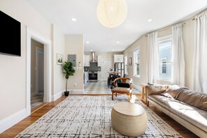 Living area - Happy Salem 3BR/2BA • Salem Sights on Foot (Salem)