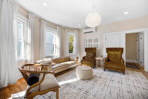 Living area - Happy Salem 3BR/2BA • Salem Sights on Foot (Salem)