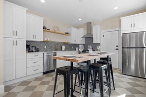 Private kitchen - Happy Salem 3BR/2BA • Salem Sights on Foot (Salem)